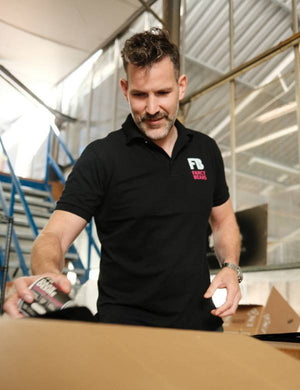 Man aan het werk in een koffiebranderij