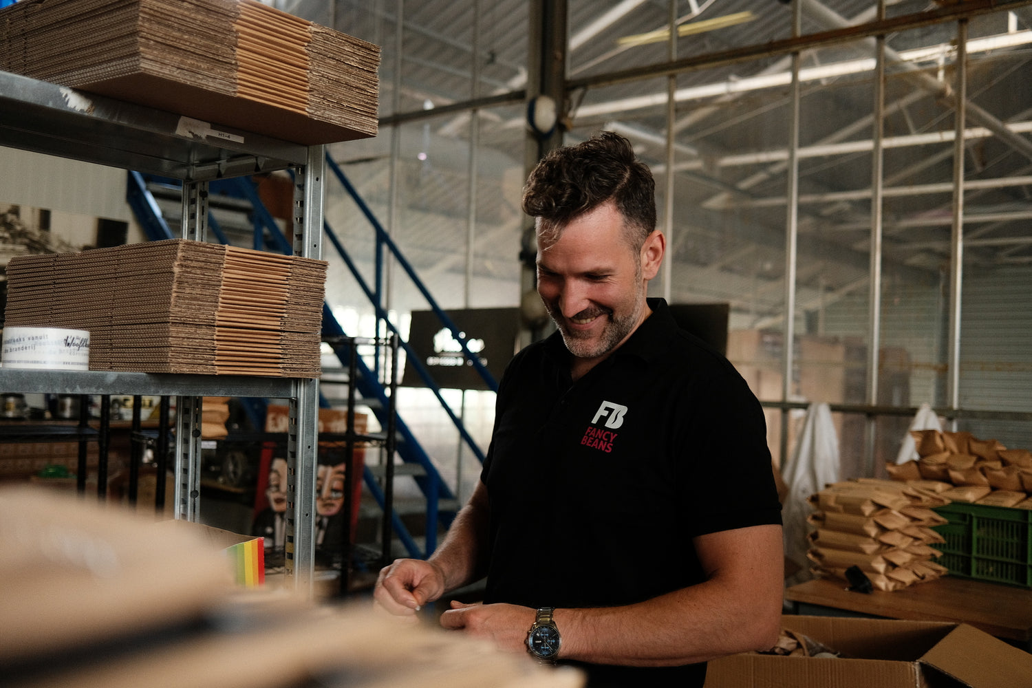 Stefan in de koffiebranderij van Fancy Beans uit Enschede